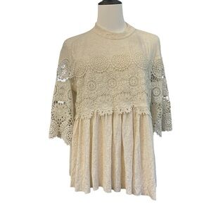 American Eagle Outfitters Cream Tan 3/4 Sleeve Blouse. Size Medium